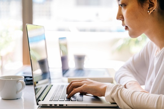 Mujer utlilizando una notebook